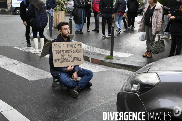 Action Extinction Rebellion :   Rebellion Of One   RO1, s assoir pour protester