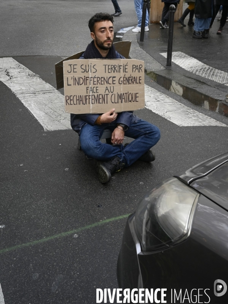 Action Extinction Rebellion :   Rebellion Of One   RO1, s assoir pour protester