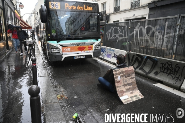 Action Extinction Rebellion :   Rebellion Of One   RO1, s assoir pour protester