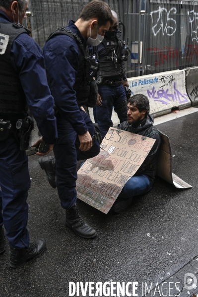 Action Extinction Rebellion :   Rebellion Of One   RO1, s assoir pour protester