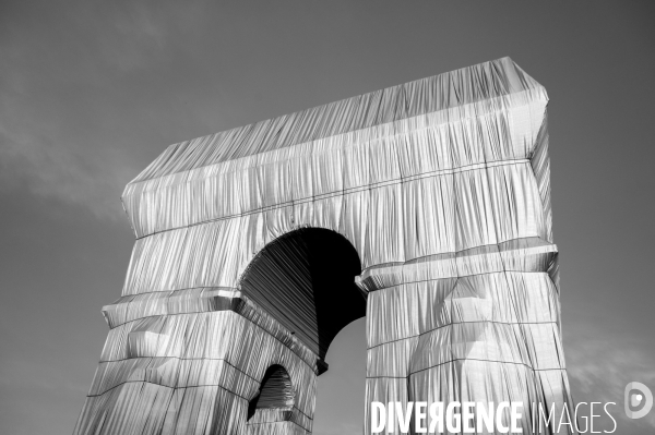 Christo emballe l Arc de triomphe.