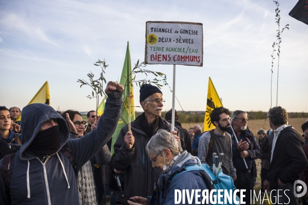 Manifestation et action contre les bassines agricoles a mauze-le-mignon.