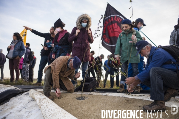 Manifestation et action contre les bassines agricoles a mauze-le-mignon.