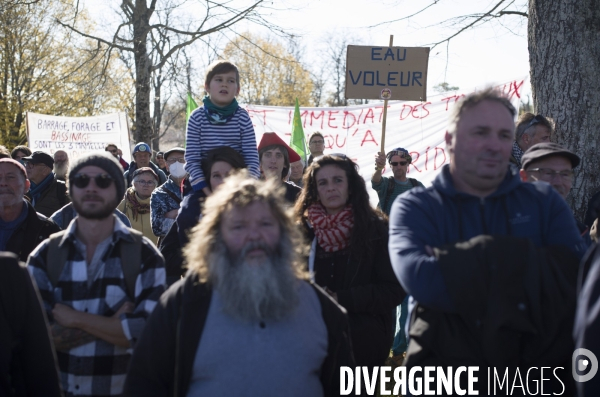 Manifestation et action contre les bassines agricoles a mauze-le-mignon.