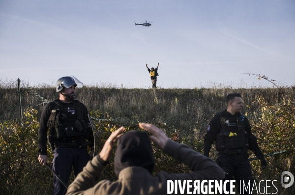 Manifestation et action contre les bassines agricoles a mauze-le-mignon.