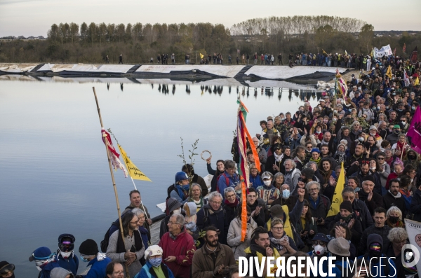 Manifestation et action contre les bassines agricoles a mauze-le-mignon.