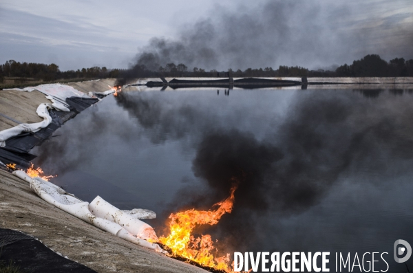 Manifestation et action contre les bassines agricoles a mauze-le-mignon.