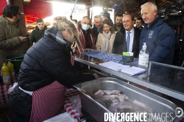 Anne Hidalgo et François HOLLANDE sur le marché de la gare de Tulle