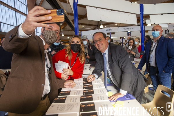 François HOLLANDE et Anne HIDALGO au salon du livre de Brive.