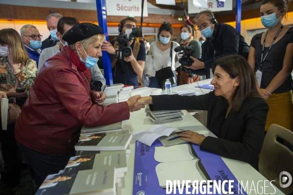 François HOLLANDE et Anne HIDALGO au salon du livre de Brive.