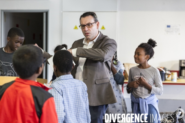 Le maire de Grigny, Philippe RIO avec les enfants de l école du Bélier