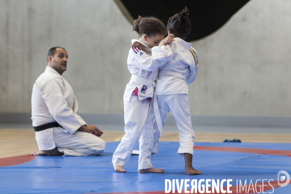 Cours de judo au gymnase du Méridien à Grigny