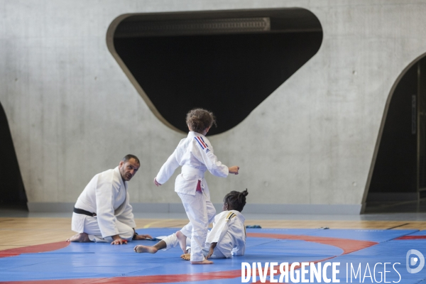 Cours de judo au gymnase du Méridien à Grigny