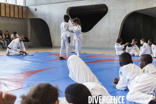 Cours de judo au gymnase du Méridien à Grigny