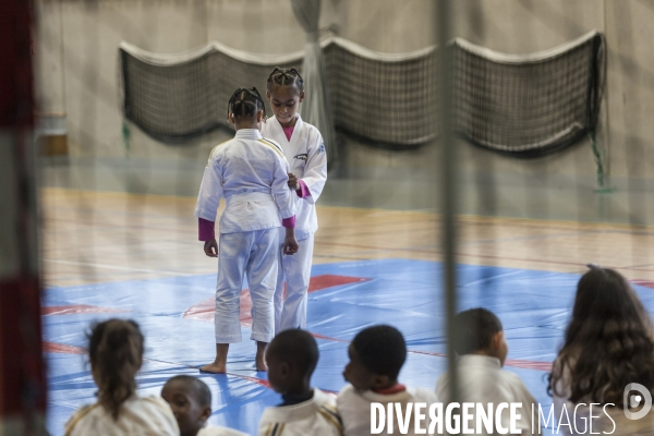 Cours de judo au gymnase du Méridien à Grigny