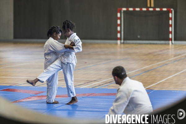 Cours de judo au gymnase du Méridien à Grigny