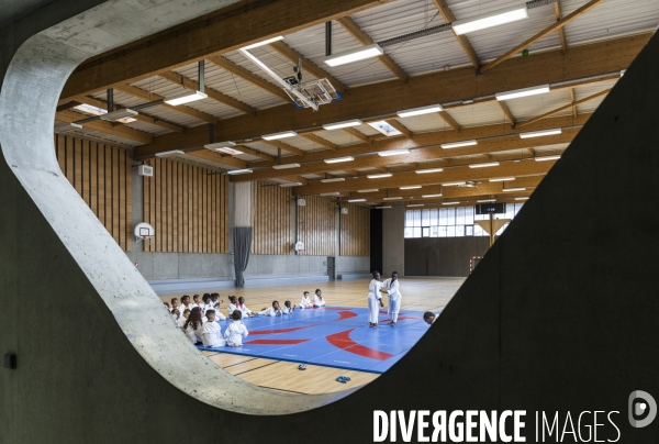 Cours de judo au gymnase du Méridien à Grigny