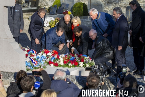 Les partis de droite sur la tombe du général de Gaulle à Colombey.