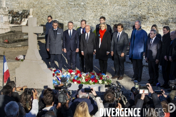 Les partis de droite sur la tombe du général de Gaulle à Colombey.