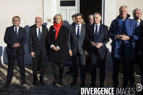 Les partis de droite sur la tombe du général de Gaulle à Colombey.