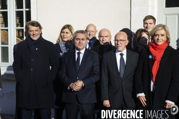 Les partis de droite sur la tombe du général de Gaulle à Colombey.