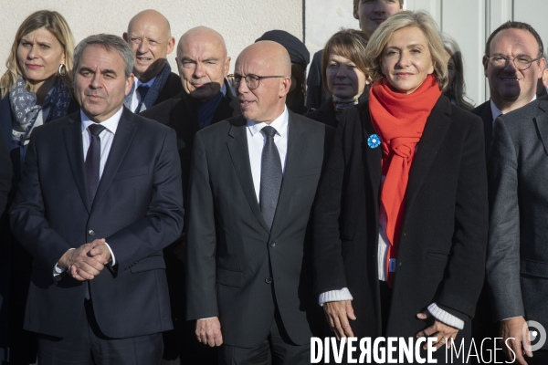 Les partis de droite sur la tombe du général de Gaulle à Colombey.