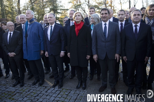 Les partis de droite sur la tombe du général de Gaulle à Colombey.