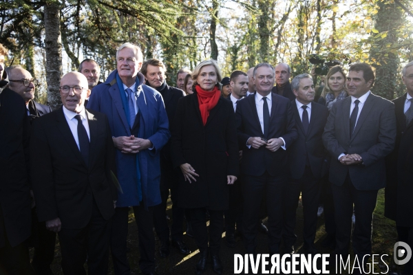 Les partis de droite sur la tombe du général de Gaulle à Colombey.