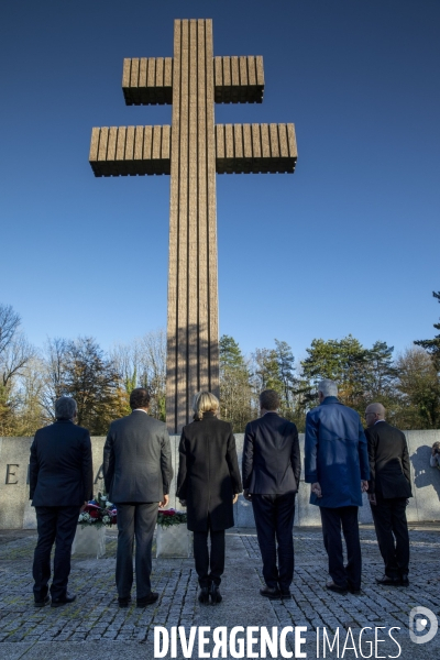 Les partis de droite sur la tombe du général de Gaulle à Colombey.