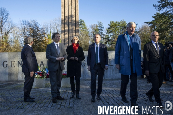 Les partis de droite sur la tombe du général de Gaulle à Colombey.