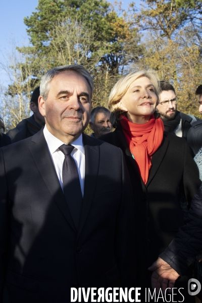 Les partis de droite sur la tombe du général de Gaulle à Colombey.