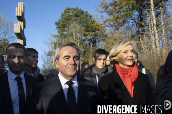 Les partis de droite sur la tombe du général de Gaulle à Colombey.