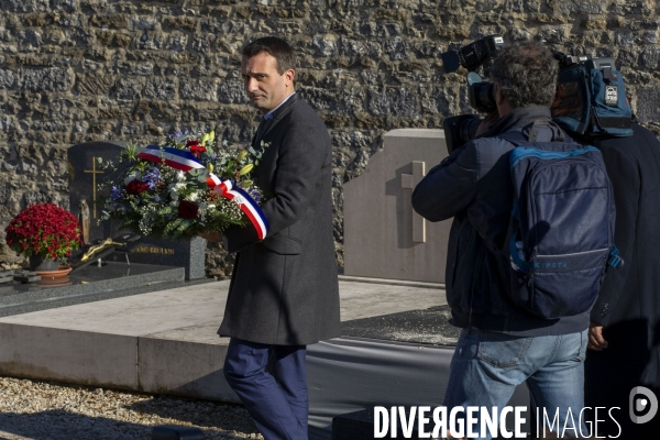 Les partis de droite sur la tombe du général de Gaulle à Colombey.