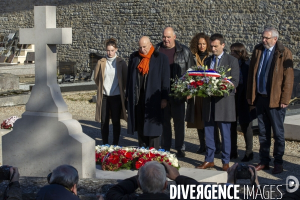 Les partis de droite sur la tombe du général de Gaulle à Colombey.