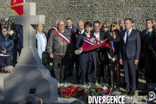 Les partis de droite sur la tombe du général de Gaulle à Colombey.