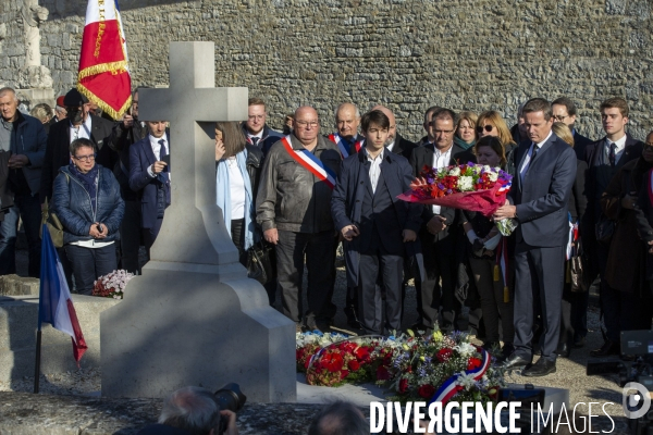 Les partis de droite sur la tombe du général de Gaulle à Colombey.