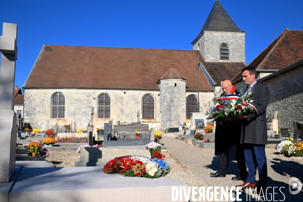 Florian philippot sur la tombe du général de gaulle