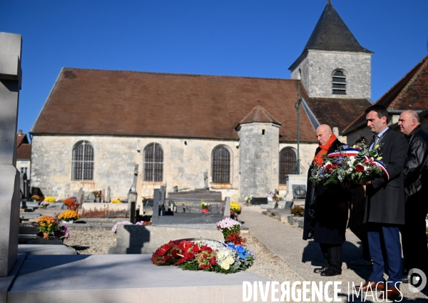 Florian philippot sur la tombe du général de gaulle