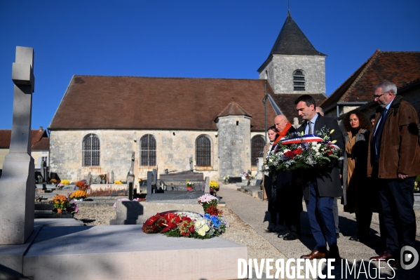 Florian philippot sur la tombe du général de gaulle