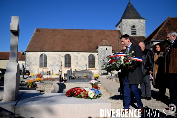 Florian philippot sur la tombe du général de gaulle