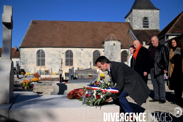 Florian philippot sur la tombe du général de gaulle