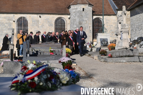 Nicolas dupont aignan sur la tombe du général de gaulle