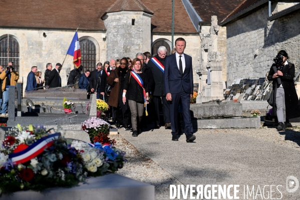 Nicolas dupont aignan sur la tombe du général de gaulle