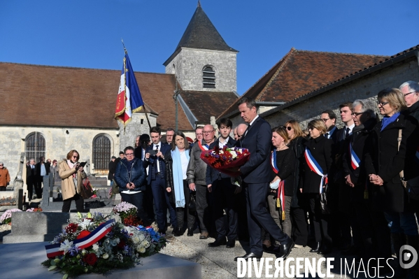 Nicolas dupont aignan sur la tombe du général de gaulle