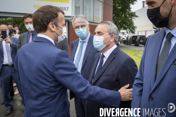 Emmanuel Macron chez Renault Douai avec Xavier Bertrand