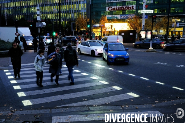 Marquage lumineux au sol sur un passage piéton dangereux