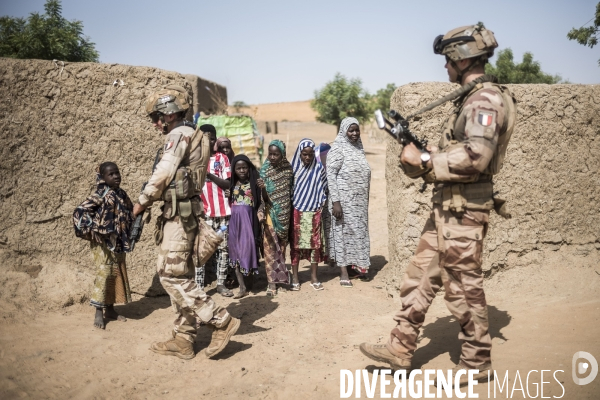 Patrouilles de Barkhane dans les villages maliens.