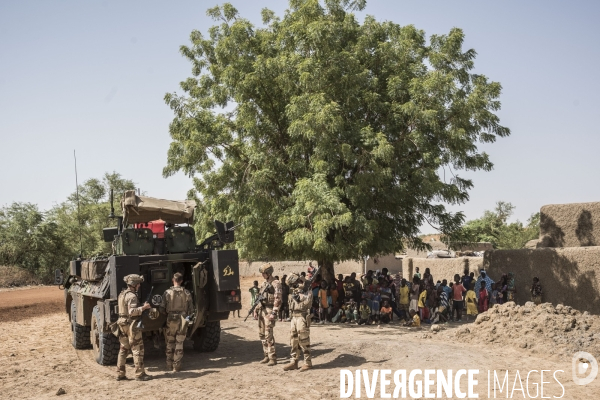 Patrouilles de Barkhane dans les villages maliens.