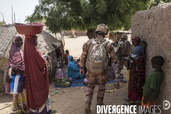 Patrouilles de Barkhane dans les villages maliens.