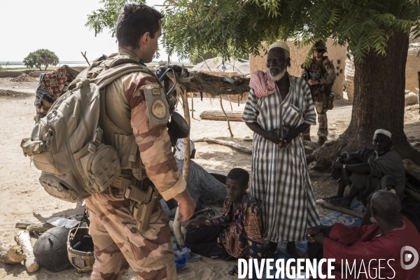 Patrouilles de Barkhane dans les villages maliens.